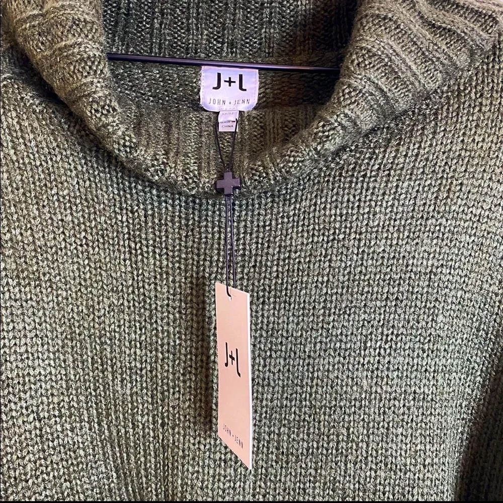 John + Jenn Colorblock Contrast Green and Black Loose Turtleneck Sweater Olive - Picture 5 of 6